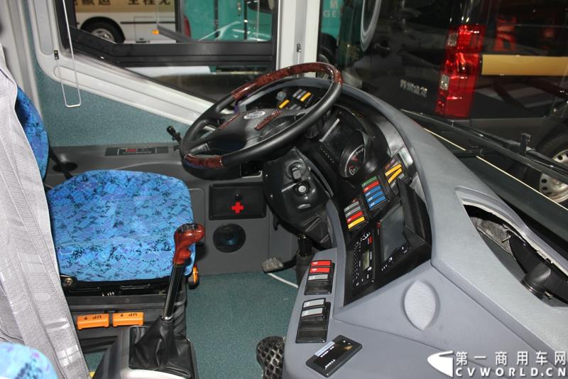 5月11日，2015北京国际道路运输、城市公交车辆及零部件展览会在北京国家会议中心盛大开幕，苏州金龙海格客车发布“绿管家”新能源客车无忧解决方案。展会现场展出数款明星车型。图为海格客车KLQ6112LD 