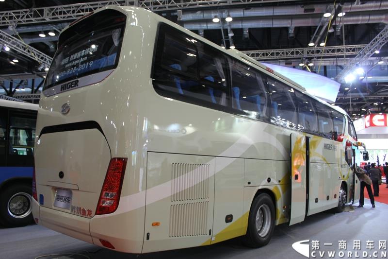 5月11日，2015北京国际道路运输、城市公交车辆及零部件展览会在北京国家会议中心盛大开幕，苏州金龙海格客车发布“绿管家”新能源客车无忧解决方案。展会现场展出数款明星车型。图为海格客车KLQ6112LD 