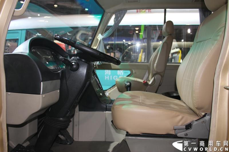 5月11日，2015北京国际道路运输、城市公交车辆及零部件展览会在北京国家会议中心盛大开幕，苏州金龙海格客车发布“绿管家”新能源客车无忧解决方案。展会现场展出数款明星车型。图为苏州金龙海格H7V纯电动客车