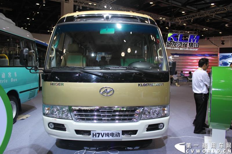 5月11日，2015北京国际道路运输、城市公交车辆及零部件展览会在北京国家会议中心盛大开幕，苏州金龙海格客车发布“绿管家”新能源客车无忧解决方案。展会现场展出数款明星车型。图为苏州金龙海格H7V纯电动客车