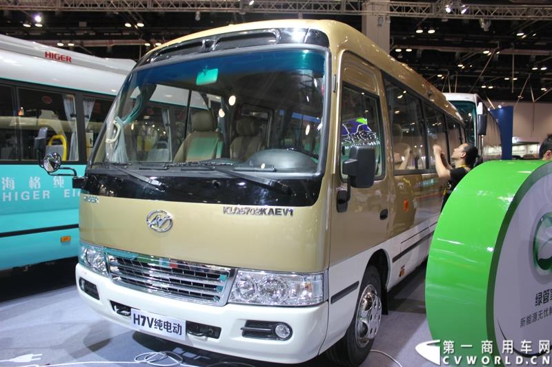 5月11日，2015北京国际道路运输、城市公交车辆及零部件展览会在北京国家会议中心盛大开幕，苏州金龙海格客车发布“绿管家”新能源客车无忧解决方案。展会现场展出数款明星车型。图为苏州金龙海格H7V纯电动客车