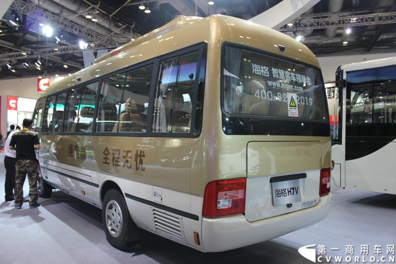 5月11日，2015北京国际道路运输、城市公交车辆及零部件展览会在北京国家会议中心盛大开幕，苏州金龙海格客车发布“绿管家”新能源客车无忧解决方案。展会现场展出数款明星车型。图为苏州金龙海格H7V纯电动客车