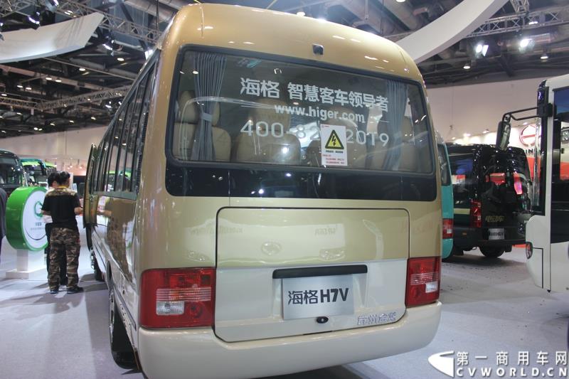 5月11日，2015北京国际道路运输、城市公交车辆及零部件展览会在北京国家会议中心盛大开幕，苏州金龙海格客车发布“绿管家”新能源客车无忧解决方案。展会现场展出数款明星车型。图为苏州金龙海格H7V纯电动客车
