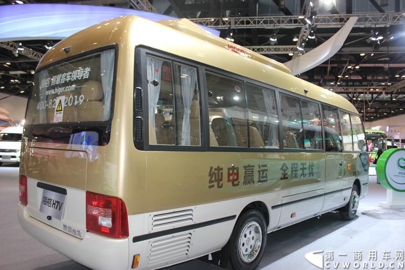 5月11日，2015北京国际道路运输、城市公交车辆及零部件展览会在北京国家会议中心盛大开幕，苏州金龙海格客车发布“绿管家”新能源客车无忧解决方案。展会现场展出数款明星车型。图为苏州金龙海格H7V纯电动客车