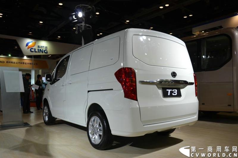 2015北京国际道路运输、城市公交车辆及零部件展览会于5月11日-13日在北京国家会议中心隆重举行。比亚迪商用车携C9、C6纯电动客车、T3纯电动物流车、e5纯电动出租车、CPD25电动叉车首次参展。图为比亚迪T3 