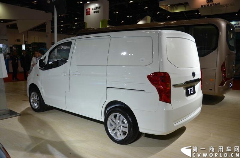 2015北京国际道路运输、城市公交车辆及零部件展览会于5月11日-13日在北京国家会议中心隆重举行。比亚迪商用车携C9、C6纯电动客车、T3纯电动物流车、e5纯电动出租车、CPD25电动叉车首次参展。图为比亚迪T3 