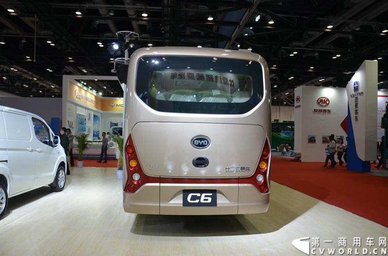 2015北京国际道路运输、城市公交车辆及零部件展览会于5月11日-13日在北京国家会议中心隆重举行。比亚迪商用车携C9、C6纯电动客车、T3纯电动物流车、e5纯电动出租车、CPD25电动叉车首次参展。图为比亚迪C6纯电动客车