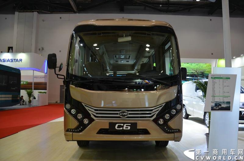 2015北京国际道路运输、城市公交车辆及零部件展览会于5月11日-13日在北京国家会议中心隆重举行。比亚迪商用车携C9、C6纯电动客车、T3纯电动物流车、e5纯电动出租车、CPD25电动叉车首次参展。图为比亚迪C6纯电动客车