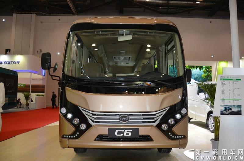 2015北京国际道路运输、城市公交车辆及零部件展览会于5月11日-13日在北京国家会议中心隆重举行。比亚迪商用车携C9、C6纯电动客车、T3纯电动物流车、e5纯电动出租车、CPD25电动叉车首次参展。图为比亚迪C6纯电动客车