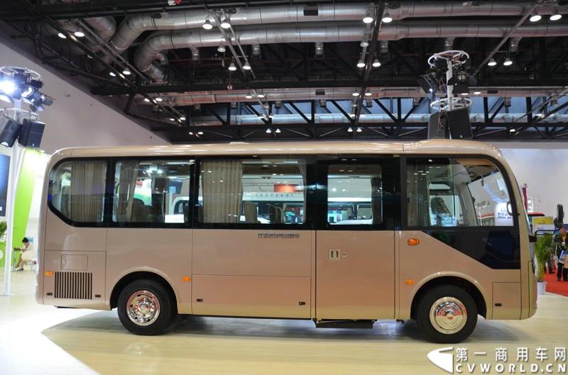 2015北京国际道路运输、城市公交车辆及零部件展览会于5月11日-13日在北京国家会议中心隆重举行。比亚迪商用车携C9、C6纯电动客车、T3纯电动物流车、e5纯电动出租车、CPD25电动叉车首次参展。图为比亚迪C6纯电动客车