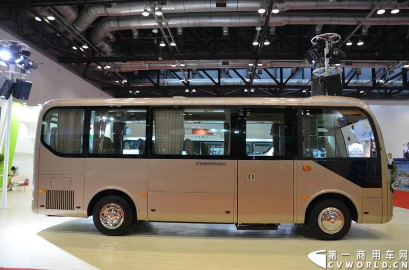 2015北京国际道路运输、城市公交车辆及零部件展览会于5月11日-13日在北京国家会议中心隆重举行。比亚迪商用车携C9、C6纯电动客车、T3纯电动物流车、e5纯电动出租车、CPD25电动叉车首次参展。图为比亚迪C6纯电动客车