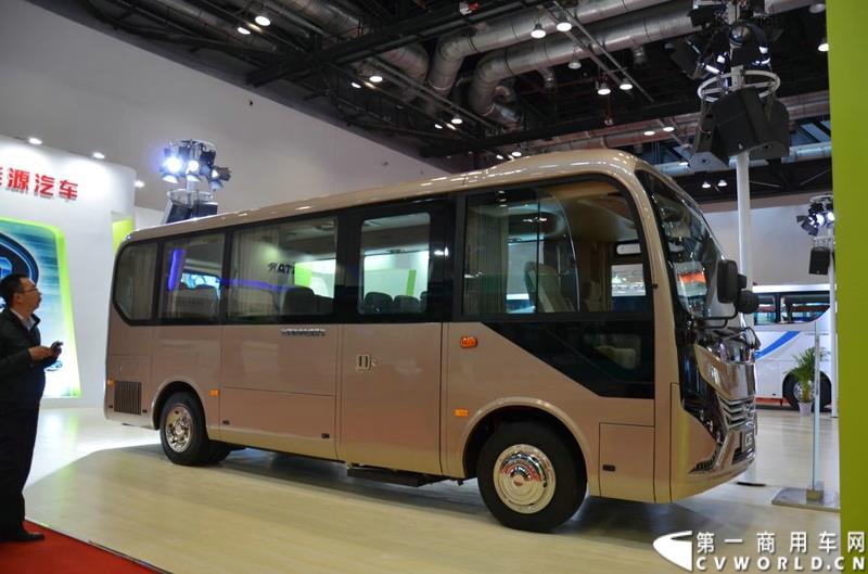 2015北京国际道路运输、城市公交车辆及零部件展览会于5月11日-13日在北京国家会议中心隆重举行。比亚迪商用车携C9、C6纯电动客车、T3纯电动物流车、e5纯电动出租车、CPD25电动叉车首次参展。图为比亚迪C6纯电动客车