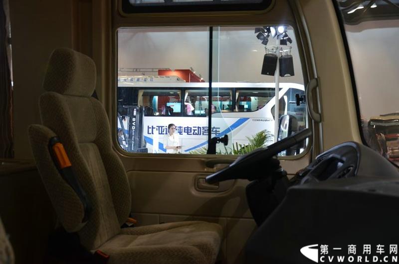 2015北京国际道路运输、城市公交车辆及零部件展览会于5月11日-13日在北京国家会议中心隆重举行。比亚迪商用车携C9、C6纯电动客车、T3纯电动物流车、e5纯电动出租车、CPD25电动叉车首次参展。图为比亚迪C6纯电动客车