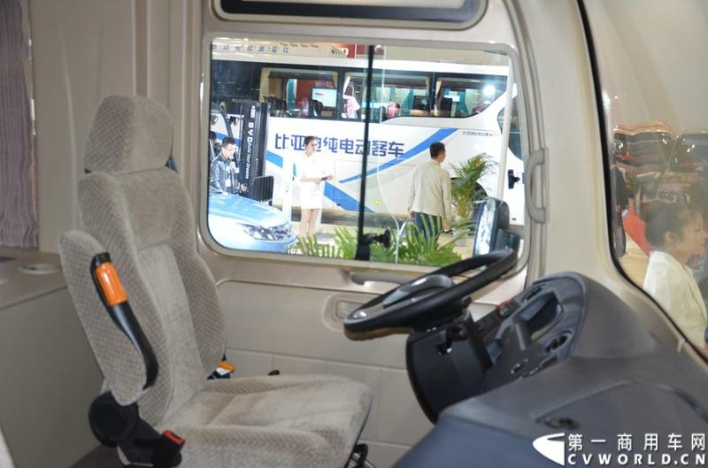 2015北京国际道路运输、城市公交车辆及零部件展览会于5月11日-13日在北京国家会议中心隆重举行。比亚迪商用车携C9、C6纯电动客车、T3纯电动物流车、e5纯电动出租车、CPD25电动叉车首次参展。图为比亚迪C6纯电动客车