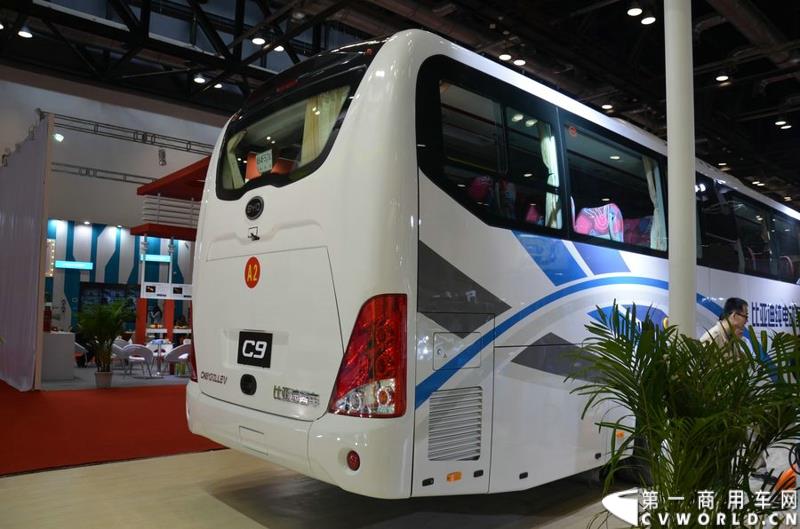 2015北京国际道路运输、城市公交车辆及零部件展览会于5月11日-13日在北京国家会议中心隆重举行。比亚迪商用车携C9、C6纯电动客车、T3纯电动物流车、e5纯电动出租车、CPD25电动叉车首次参展。图为比亚迪C9纯电动客车