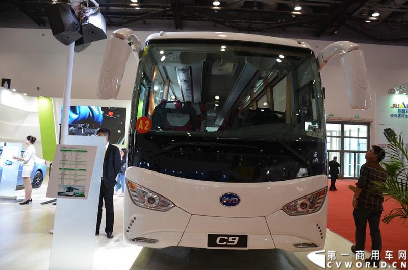 2015北京国际道路运输、城市公交车辆及零部件展览会于5月11日-13日在北京国家会议中心隆重举行。比亚迪商用车携C9、C6纯电动客车、T3纯电动物流车、e5纯电动出租车、CPD25电动叉车首次参展。图为比亚迪C9纯电动客车