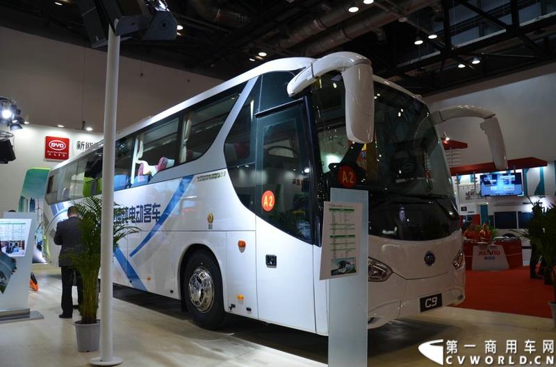 2015北京国际道路运输、城市公交车辆及零部件展览会于5月11日-13日在北京国家会议中心隆重举行。比亚迪商用车携C9、C6纯电动客车、T3纯电动物流车、e5纯电动出租车、CPD25电动叉车首次参展。图为比亚迪C9纯电动客车