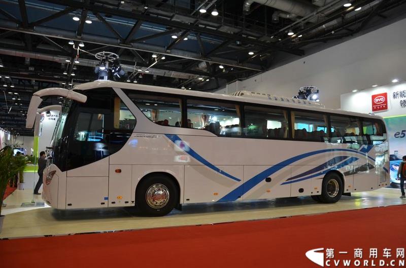 2015北京国际道路运输、城市公交车辆及零部件展览会于5月11日-13日在北京国家会议中心隆重举行。比亚迪商用车携C9、C6纯电动客车、T3纯电动物流车、e5纯电动出租车、CPD25电动叉车首次参展。图为比亚迪C9纯电动客车
