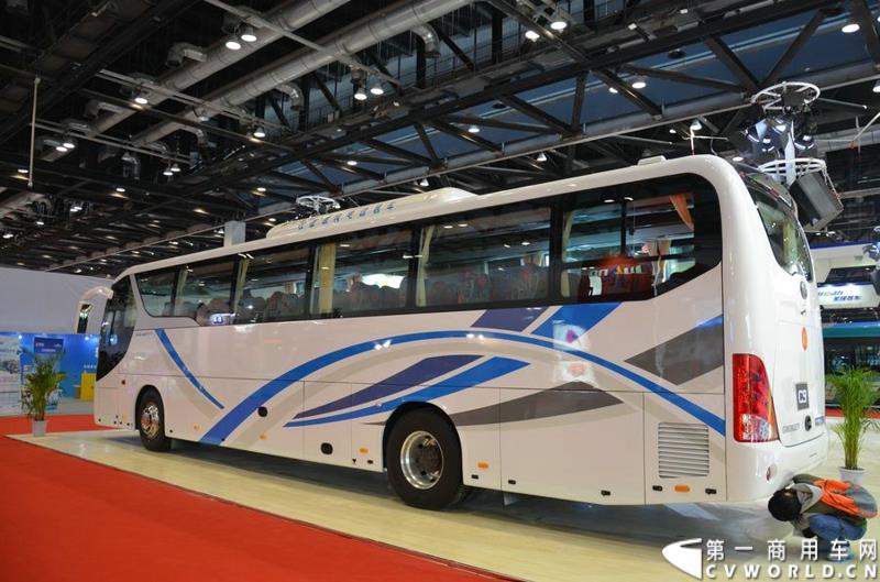 2015北京国际道路运输、城市公交车辆及零部件展览会于5月11日-13日在北京国家会议中心隆重举行。比亚迪商用车携C9、C6纯电动客车、T3纯电动物流车、e5纯电动出租车、CPD25电动叉车首次参展。图为比亚迪C9纯电动客车