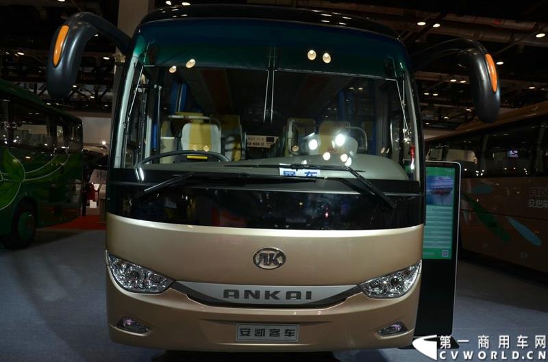 年度盛会，全“新”起航！2015年5月11日，被誉为“一年一度中国客车行业大阅兵”的2015北京道路运输展在北京国家会议中心正式开幕。本届展会安凯客车以“大格局”的形象精彩亮相，展会首日隆重举行了安凯A系列新品上市发布会，并向首批用户代表交付新车钥匙。图为安凯A6柴油客车 