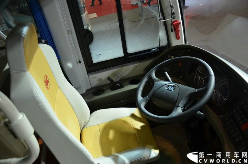 年度盛会，全“新”起航！2015年5月11日，被誉为“一年一度中国客车行业大阅兵”的2015北京道路运输展在北京国家会议中心正式开幕。本届展会安凯客车以“大格局”的形象精彩亮相，展会首日隆重举行了安凯A系列新品上市发布会，并向首批用户代表交付新车钥匙。图为安凯A6柴油客车 