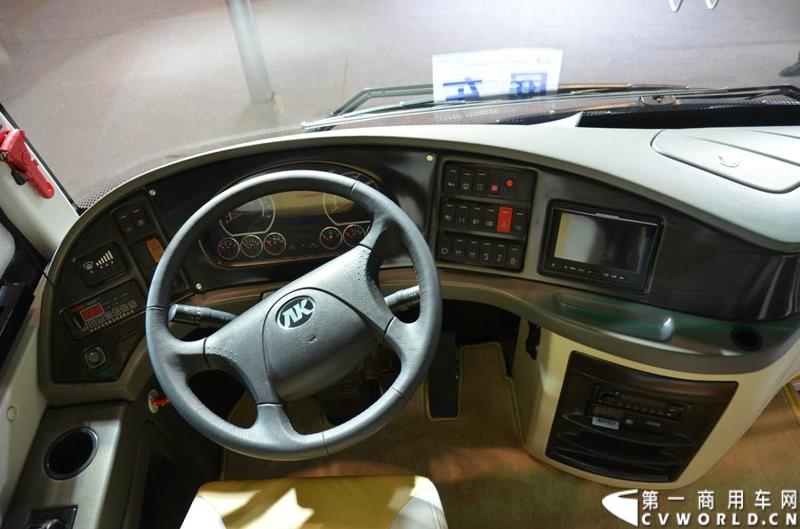 年度盛会，全“新”起航！2015年5月11日，被誉为“一年一度中国客车行业大阅兵”的2015北京道路运输展在北京国家会议中心正式开幕。本届展会安凯客车以“大格局”的形象精彩亮相，展会首日隆重举行了安凯A系列新品上市发布会，并向首批用户代表交付新车钥匙。图为安凯A6柴油客车 