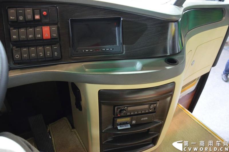 年度盛会，全“新”起航！2015年5月11日，被誉为“一年一度中国客车行业大阅兵”的2015北京道路运输展在北京国家会议中心正式开幕。本届展会安凯客车以“大格局”的形象精彩亮相，展会首日隆重举行了安凯A系列新品上市发布会，并向首批用户代表交付新车钥匙。图为安凯A6柴油客车 