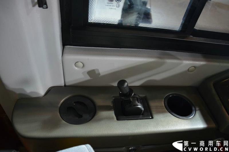 年度盛会，全“新”起航！2015年5月11日，被誉为“一年一度中国客车行业大阅兵”的2015北京道路运输展在北京国家会议中心正式开幕。本届展会安凯客车以“大格局”的形象精彩亮相，展会首日隆重举行了安凯A系列新品上市发布会，并向首批用户代表交付新车钥匙。图为安凯A6柴油客车 