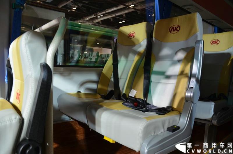 年度盛会，全“新”起航！2015年5月11日，被誉为“一年一度中国客车行业大阅兵”的2015北京道路运输展在北京国家会议中心正式开幕。本届展会安凯客车以“大格局”的形象精彩亮相，展会首日隆重举行了安凯A系列新品上市发布会，并向首批用户代表交付新车钥匙。图为安凯A6柴油客车 