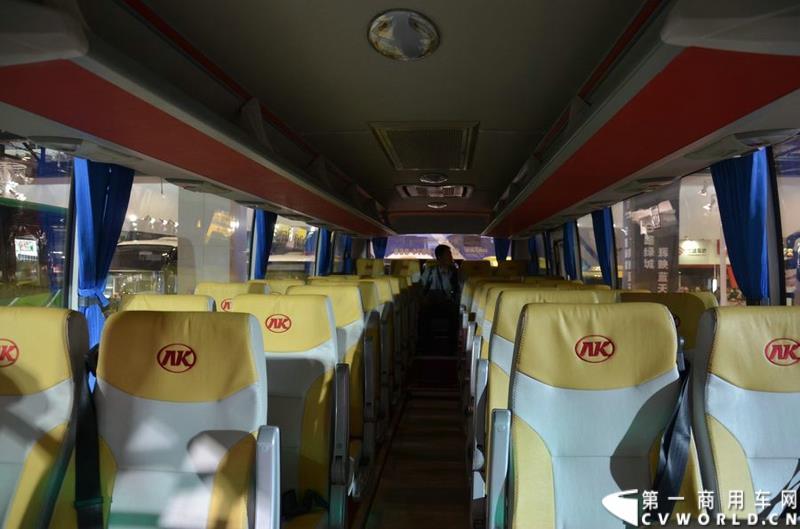 年度盛会，全“新”起航！2015年5月11日，被誉为“一年一度中国客车行业大阅兵”的2015北京道路运输展在北京国家会议中心正式开幕。本届展会安凯客车以“大格局”的形象精彩亮相，展会首日隆重举行了安凯A系列新品上市发布会，并向首批用户代表交付新车钥匙。图为安凯A6柴油客车 