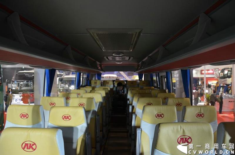 年度盛会，全“新”起航！2015年5月11日，被誉为“一年一度中国客车行业大阅兵”的2015北京道路运输展在北京国家会议中心正式开幕。本届展会安凯客车以“大格局”的形象精彩亮相，展会首日隆重举行了安凯A系列新品上市发布会，并向首批用户代表交付新车钥匙。图为安凯A6柴油客车 