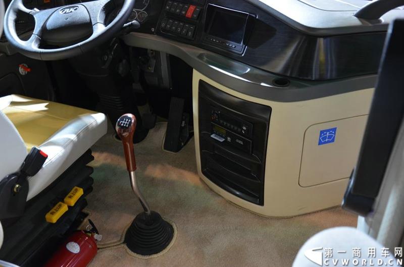 年度盛会，全“新”起航！2015年5月11日，被誉为“一年一度中国客车行业大阅兵”的2015北京道路运输展在北京国家会议中心正式开幕。本届展会安凯客车以“大格局”的形象精彩亮相，展会首日隆重举行了安凯A系列新品上市发布会，并向首批用户代表交付新车钥匙。图为安凯A6柴油客车 