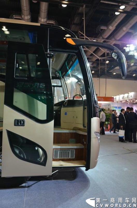 年度盛会，全“新”起航！2015年5月11日，被誉为“一年一度中国客车行业大阅兵”的2015北京道路运输展在北京国家会议中心正式开幕。本届展会安凯客车以“大格局”的形象精彩亮相，展会首日隆重举行了安凯A系列新品上市发布会，并向首批用户代表交付新车钥匙。图为安凯A6柴油客车 