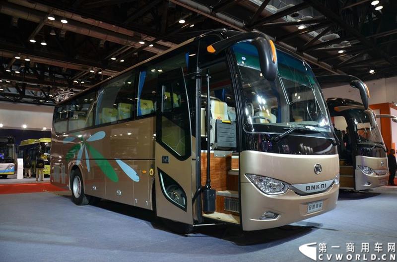 年度盛会，全“新”起航！2015年5月11日，被誉为“一年一度中国客车行业大阅兵”的2015北京道路运输展在北京国家会议中心正式开幕。本届展会安凯客车以“大格局”的形象精彩亮相，展会首日隆重举行了安凯A系列新品上市发布会，并向首批用户代表交付新车钥匙。图为安凯A6柴油客车 