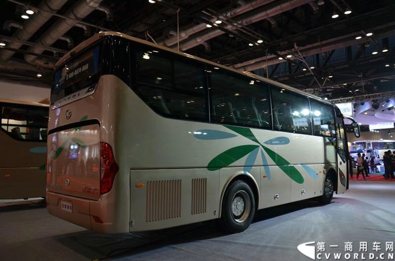 年度盛会，全“新”起航！2015年5月11日，被誉为“一年一度中国客车行业大阅兵”的2015北京道路运输展在北京国家会议中心正式开幕。本届展会安凯客车以“大格局”的形象精彩亮相，展会首日隆重举行了安凯A系列新品上市发布会，并向首批用户代表交付新车钥匙。图为安凯A6柴油客车 