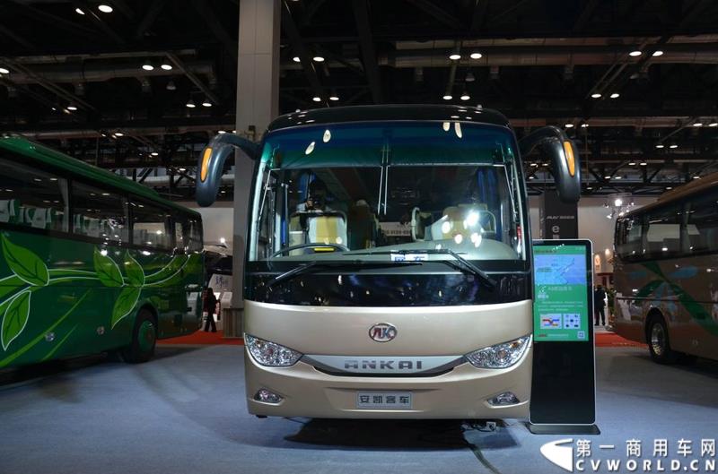 年度盛会，全“新”起航！2015年5月11日，被誉为“一年一度中国客车行业大阅兵”的2015北京道路运输展在北京国家会议中心正式开幕。本届展会安凯客车以“大格局”的形象精彩亮相，展会首日隆重举行了安凯A系列新品上市发布会，并向首批用户代表交付新车钥匙。图为安凯A6柴油客车 