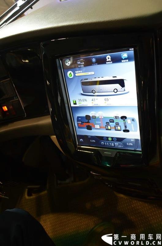 年度盛会，全“新”起航！2015年5月11日，被誉为“一年一度中国客车行业大阅兵”的2015北京道路运输展在北京国家会议中心正式开幕。本届展会安凯客车以“大格局”的形象精彩亮相，展会首日隆重举行了安凯A系列新品上市发布会，并向首批用户代表交付新车钥匙。图为安凯A6纯电动客车