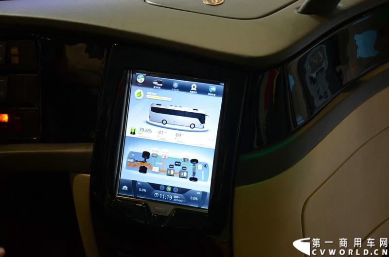 年度盛会，全“新”起航！2015年5月11日，被誉为“一年一度中国客车行业大阅兵”的2015北京道路运输展在北京国家会议中心正式开幕。本届展会安凯客车以“大格局”的形象精彩亮相，展会首日隆重举行了安凯A系列新品上市发布会，并向首批用户代表交付新车钥匙。图为安凯A6纯电动客车