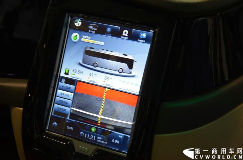 年度盛会，全“新”起航！2015年5月11日，被誉为“一年一度中国客车行业大阅兵”的2015北京道路运输展在北京国家会议中心正式开幕。本届展会安凯客车以“大格局”的形象精彩亮相，展会首日隆重举行了安凯A系列新品上市发布会，并向首批用户代表交付新车钥匙。图为安凯A6纯电动客车