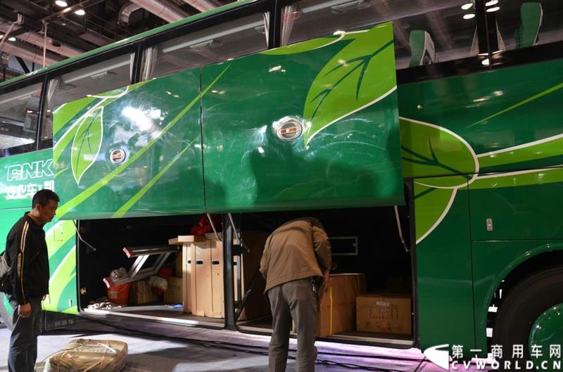 年度盛会，全“新”起航！2015年5月11日，被誉为“一年一度中国客车行业大阅兵”的2015北京道路运输展在北京国家会议中心正式开幕。本届展会安凯客车以“大格局”的形象精彩亮相，展会首日隆重举行了安凯A系列新品上市发布会，并向首批用户代表交付新车钥匙。图为安凯A8柴油客车超大行李箱