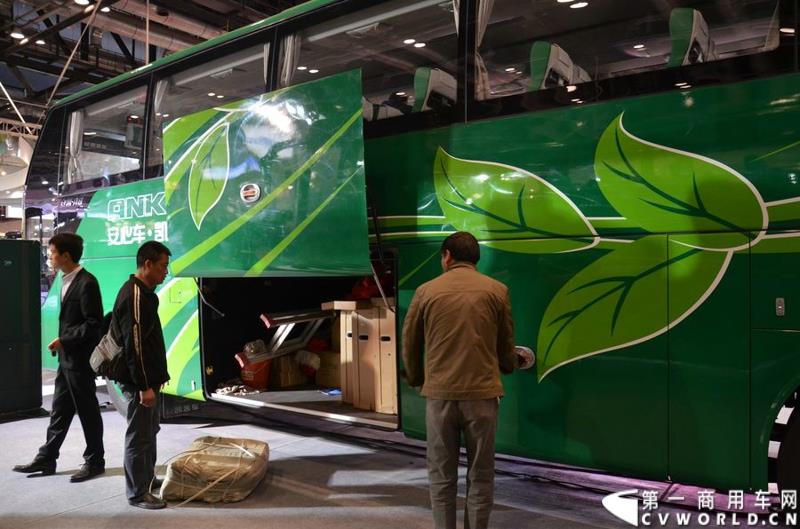 年度盛会，全“新”起航！2015年5月11日，被誉为“一年一度中国客车行业大阅兵”的2015北京道路运输展在北京国家会议中心正式开幕。本届展会安凯客车以“大格局”的形象精彩亮相，展会首日隆重举行了安凯A系列新品上市发布会，并向首批用户代表交付新车钥匙。图为安凯A8柴油客车超大行李箱