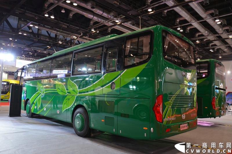 年度盛会，全“新”起航！2015年5月11日，被誉为“一年一度中国客车行业大阅兵”的2015北京道路运输展在北京国家会议中心正式开幕。本届展会安凯客车以“大格局”的形象精彩亮相，展会首日隆重举行了安凯A系列新品上市发布会，并向首批用户代表交付新车钥匙。图为安凯A8纯电动客车