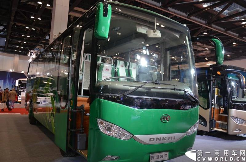 年度盛会，全“新”起航！2015年5月11日，被誉为“一年一度中国客车行业大阅兵”的2015北京道路运输展在北京国家会议中心正式开幕。本届展会安凯客车以“大格局”的形象精彩亮相，展会首日隆重举行了安凯A系列新品上市发布会，并向首批用户代表交付新车钥匙。图为安凯A8纯电动客车