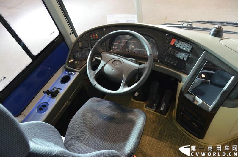 年度盛会，全“新”起航！2015年5月11日，被誉为“一年一度中国客车行业大阅兵”的2015北京道路运输展在北京国家会议中心正式开幕。本届展会安凯客车以“大格局”的形象精彩亮相，展会首日隆重举行了安凯A系列新品上市发布会，并向首批用户代表交付新车钥匙。图为安凯A8纯电动客车