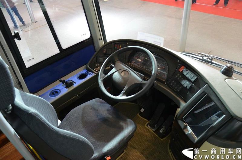 年度盛会，全“新”起航！2015年5月11日，被誉为“一年一度中国客车行业大阅兵”的2015北京道路运输展在北京国家会议中心正式开幕。本届展会安凯客车以“大格局”的形象精彩亮相，展会首日隆重举行了安凯A系列新品上市发布会，并向首批用户代表交付新车钥匙。图为安凯A8纯电动客车