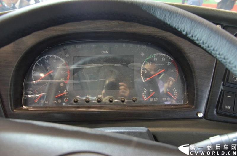 年度盛会，全“新”起航！2015年5月11日，被誉为“一年一度中国客车行业大阅兵”的2015北京道路运输展在北京国家会议中心正式开幕。本届展会安凯客车以“大格局”的形象精彩亮相，展会首日隆重举行了安凯A系列新品上市发布会，并向首批用户代表交付新车钥匙。图为安凯A8纯电动客车