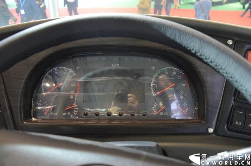 年度盛会，全“新”起航！2015年5月11日，被誉为“一年一度中国客车行业大阅兵”的2015北京道路运输展在北京国家会议中心正式开幕。本届展会安凯客车以“大格局”的形象精彩亮相，展会首日隆重举行了安凯A系列新品上市发布会，并向首批用户代表交付新车钥匙。图为安凯A8纯电动客车