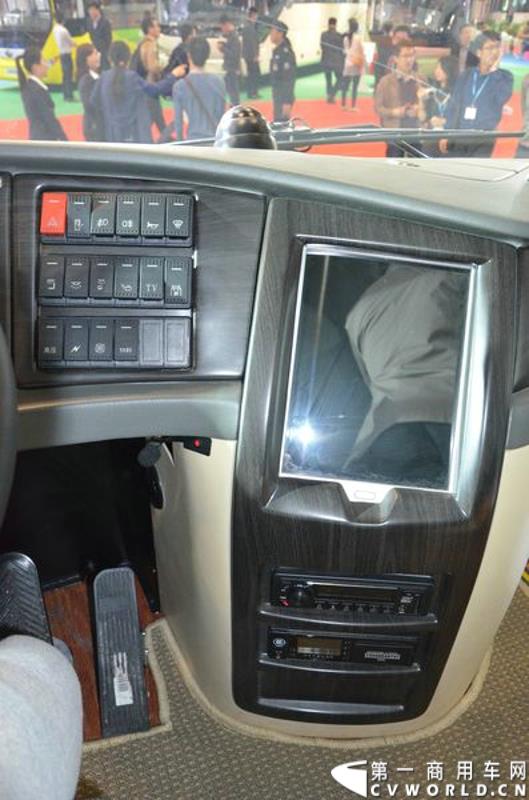 年度盛会，全“新”起航！2015年5月11日，被誉为“一年一度中国客车行业大阅兵”的2015北京道路运输展在北京国家会议中心正式开幕。本届展会安凯客车以“大格局”的形象精彩亮相，展会首日隆重举行了安凯A系列新品上市发布会，并向首批用户代表交付新车钥匙。图为安凯A8纯电动客车