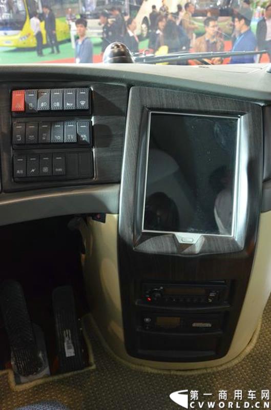 年度盛会，全“新”起航！2015年5月11日，被誉为“一年一度中国客车行业大阅兵”的2015北京道路运输展在北京国家会议中心正式开幕。本届展会安凯客车以“大格局”的形象精彩亮相，展会首日隆重举行了安凯A系列新品上市发布会，并向首批用户代表交付新车钥匙。图为安凯A8纯电动客车