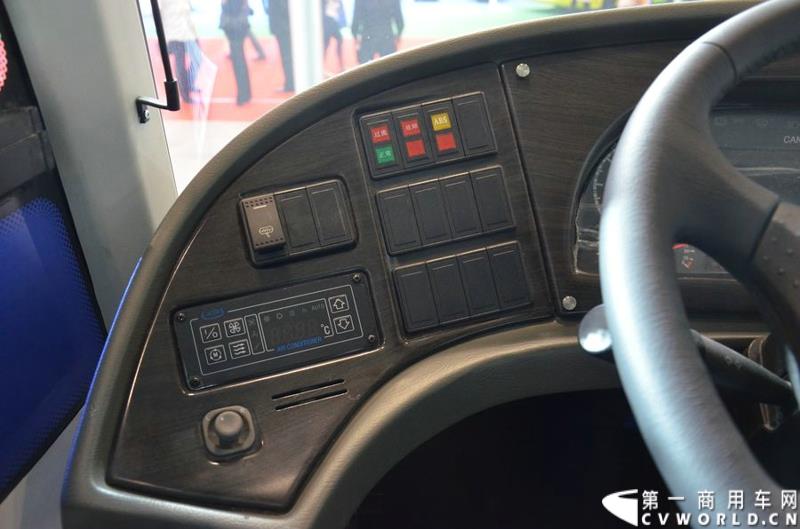 年度盛会，全“新”起航！2015年5月11日，被誉为“一年一度中国客车行业大阅兵”的2015北京道路运输展在北京国家会议中心正式开幕。本届展会安凯客车以“大格局”的形象精彩亮相，展会首日隆重举行了安凯A系列新品上市发布会，并向首批用户代表交付新车钥匙。图为安凯A8纯电动客车